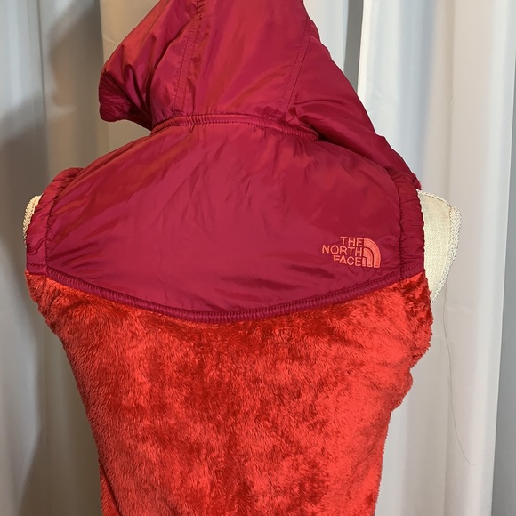 Like new! The North Face Fuzzy Vest - Picture 10 of 10